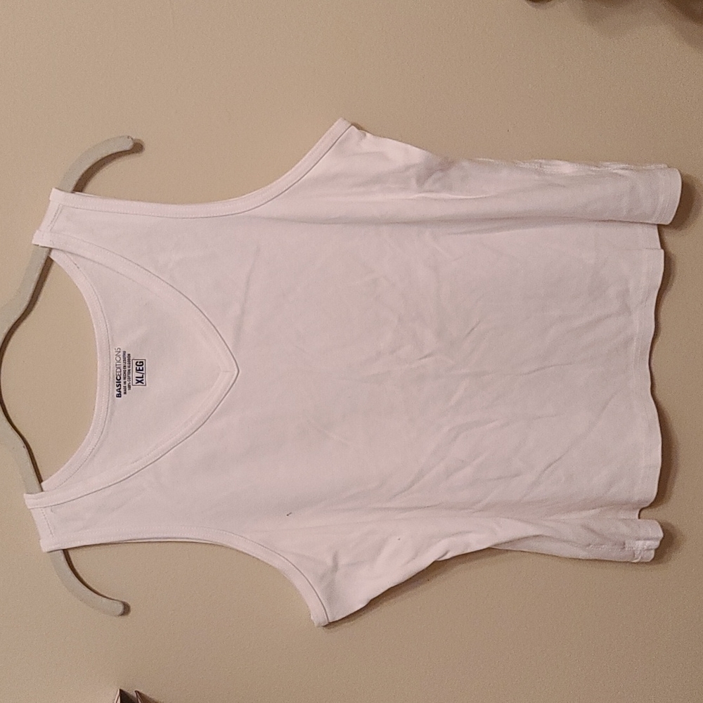 4 for $10      2 tanks tops - Picture 6 of 8